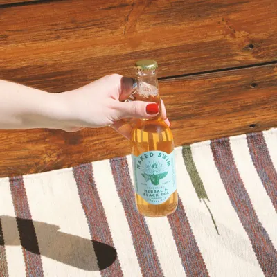 Naked Swim Herbal & Black Sparkling Tea 250ml, sfeerfoto 1